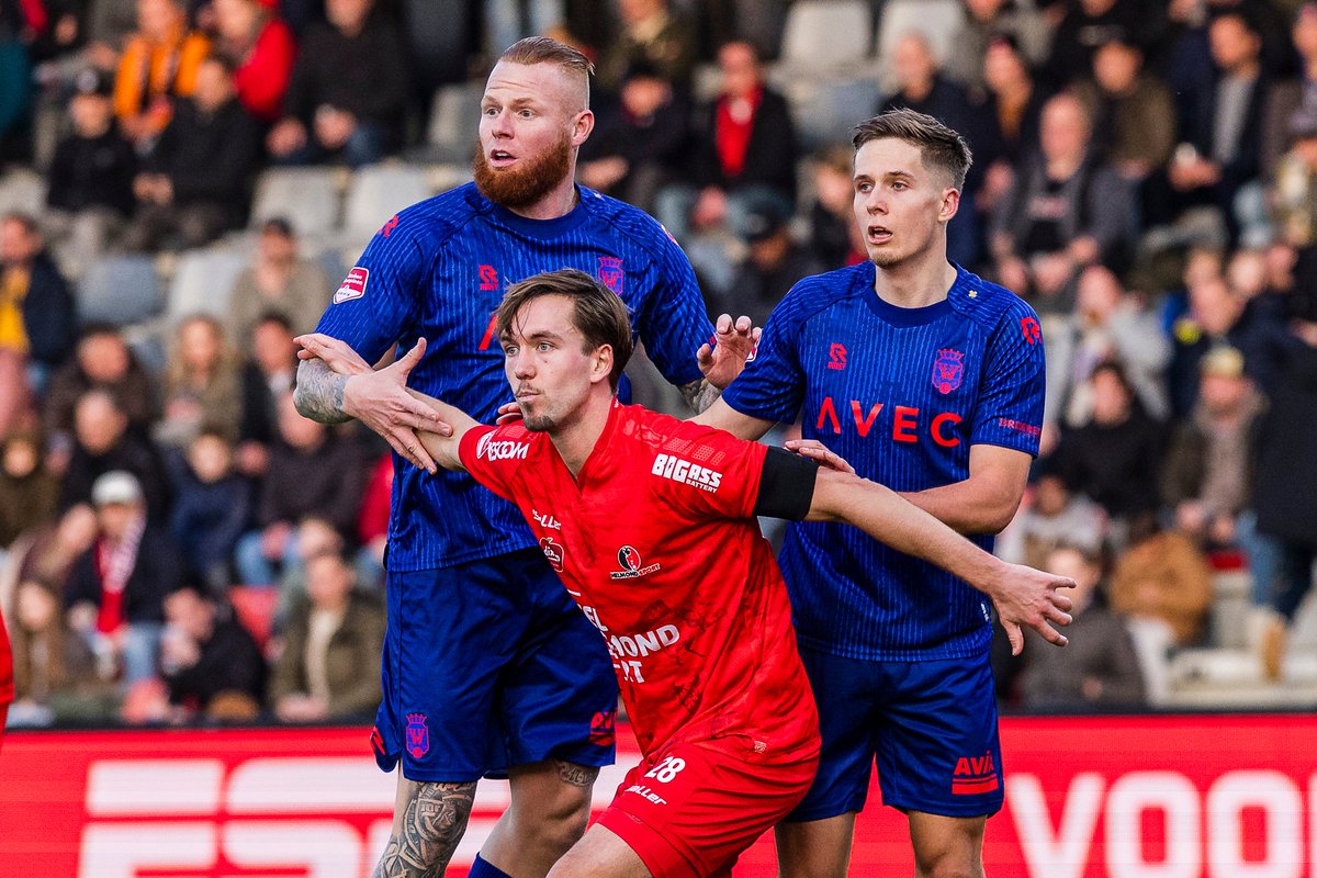 Helmond Sport - WII 2-2

De laatste wedstrijd van 2025 was tamelijk symbolisch voor de Tricolores in dit kalenderjaar. We zagen opnieuw een onmachtig WII dat met weinig overtuiging speelde. 2026 wordt een beter jaar want slechter kan het eigenlijk niet meer worden

📸 Toin Damen