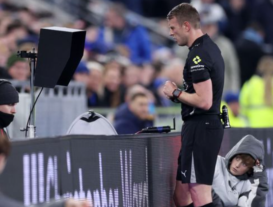 Ell Bretland tweet media