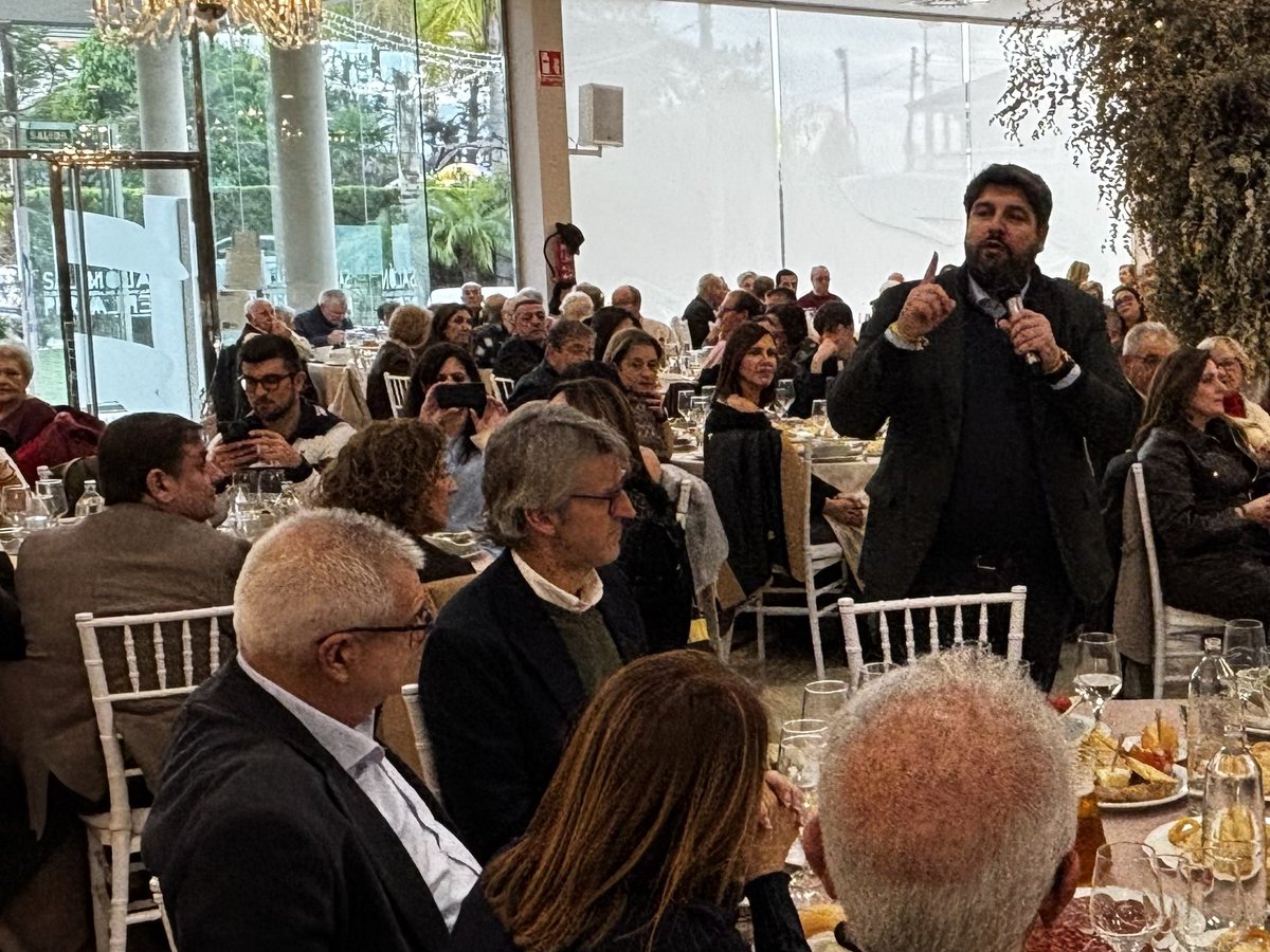 🔵 Nuestro presidente, <a href="/LopezMirasF/">Fernando López Miras</a>, y nuestro alcalde, <a href="/Ballesta_Murcia/">José Ballesta</a>, han dedicado unas palabras a los casi 600 asistentes a la tradicional comida de Navidad de la familiar del Partido Popular en el municipio de Murcia.

Unión, compromiso y futuro para Murcia 🔹💪🏻