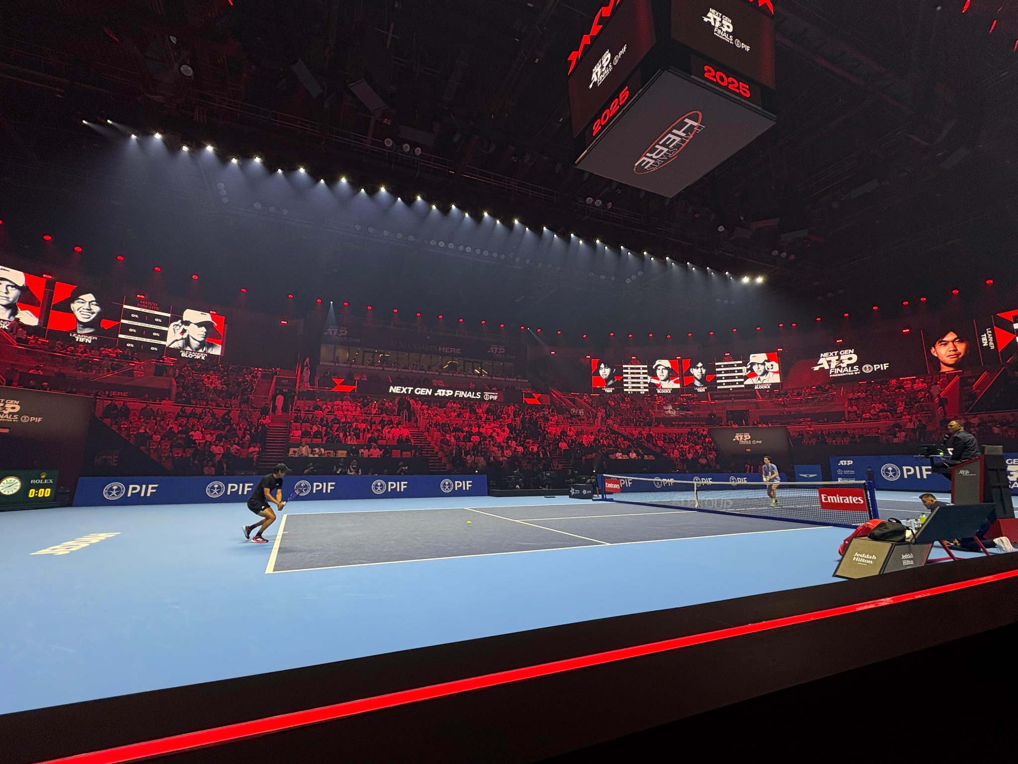 انطلاق المباراة النهائية لبطولة نهائيات الجيل القادم بين الأميركي ليرنر تين والبلحيكي اليكسندر بلوكس #نهائيات_الجيل_القادم 