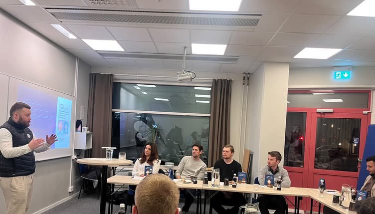 I onsdags hade jag äran att få föreläsa för härliga, drivna och aktieintresserade individer hos Unga Aktiespares lokalavdelning i Örebro. Fick även signera ett exemplar av Fatta aktier till en vinnare i utlottningen som hölls. Stort tack för möjligheten! 💚🤍