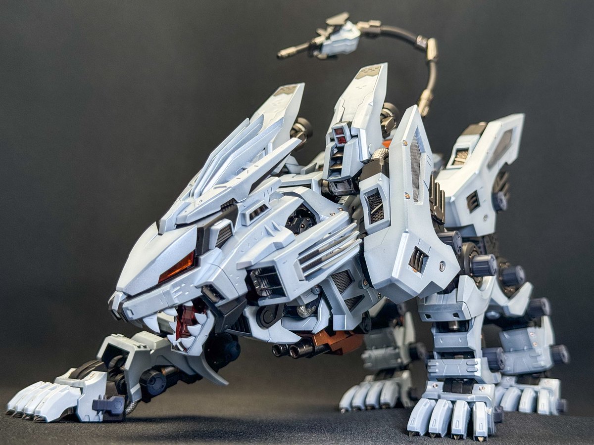 kuma_vall's tweet image. 『白銀の獅子』ライガーゼロ　完成✨

久々のHMMキットの全塗装
シルバーっぽい白で超合金のような高級感ある仕上がりになりました。
駆動部の塗り分けやメタルメッシュで情報量を追加。
色んなライガーがいますがゼロが1番好きかも😍
めっちゃカッコいいんだが！？😆