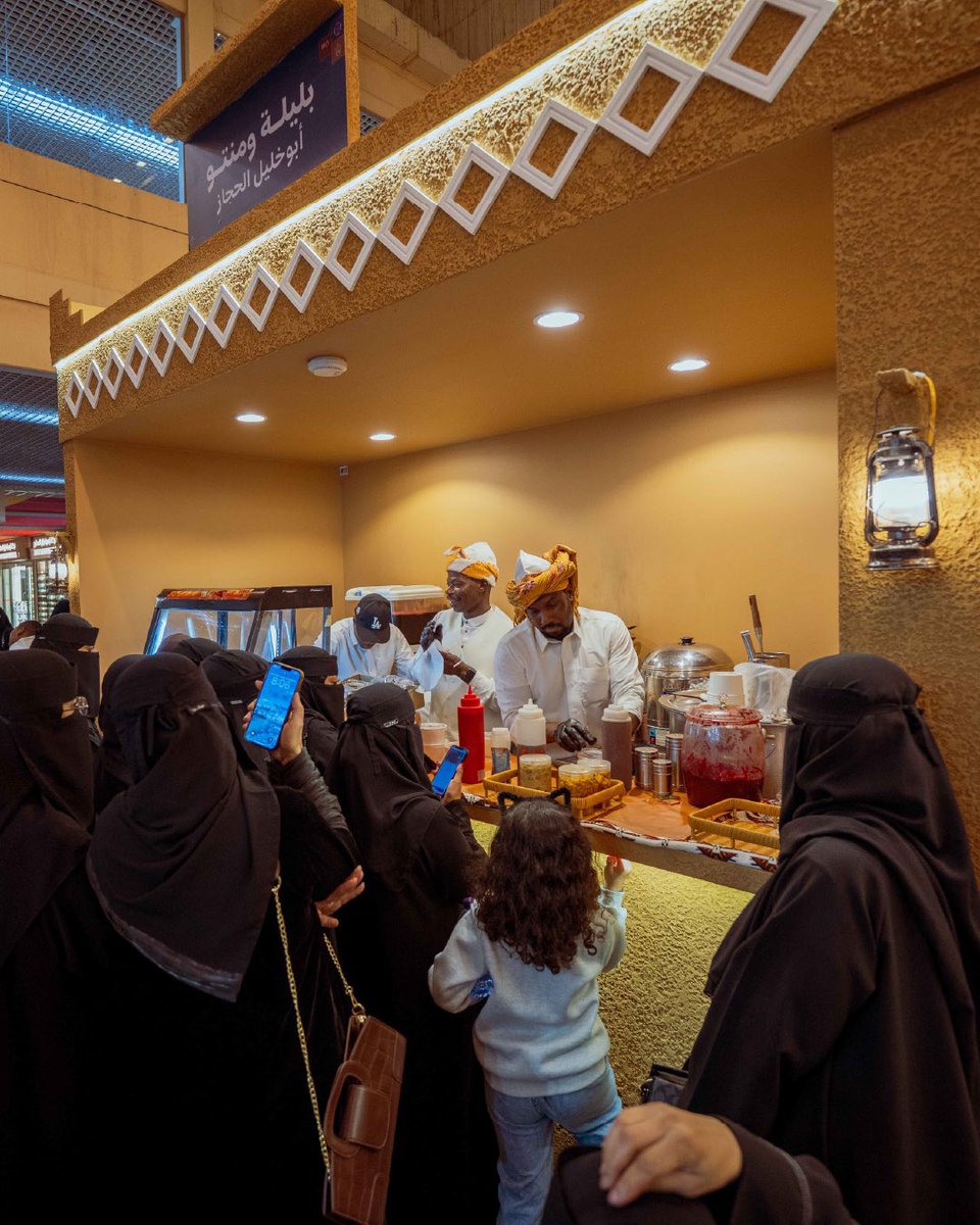 #شتاء_الديرة غير ❄️ 
أجواء تراثية، فعاليات شتوية، أكلات شعبية، وموسيقى تعيشك دفء الماضي وسط برد الشتاء 🔥
لا تفوت تجربة الشتاء بطابع #الديرة ✨

📍الرياض 
⬇️onelink.to/mwnguj