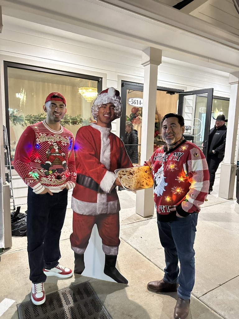 🏠Gracias por compartir con nosotros la 1a Pupuseada Navideña. Muchas bendiciones a las familias que compraron su casa este 2025. Que nuevos proyectos y propietarios se quintupliquen este 2026. 📲713-514-3754🤙Fuerte abrazo a todos. #viralesfacebook #hispanosenusa #salvadoreños