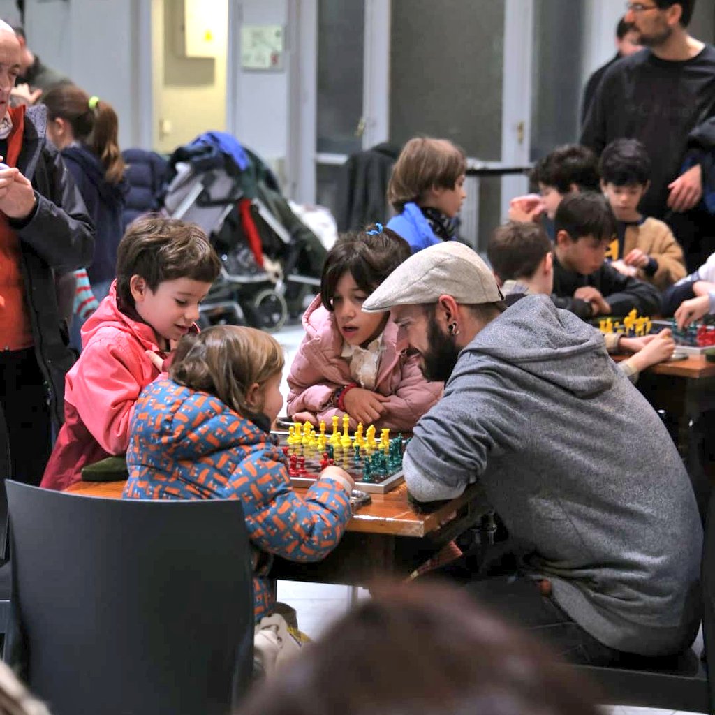 cbamadrid's tweet image. Así se vive nuestro refugio mitológico 🐍🌿

Hoy hemos viajado por los mitos olímpicos con @hectorurien, reparado juguetes con @MadridRepair y jugado al chaturanga con @AjedrezParque.

Arte, juego e imaginación para disfrutar en familia. ¡Que no se acabe nunca este día!