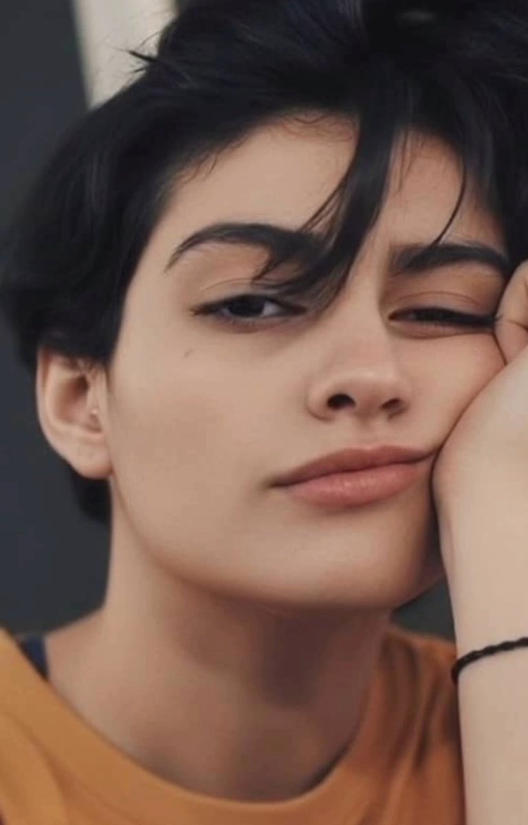 Sssccpp's tweet image. #شب_یلدا تولد دو قهرمان است. یلدا متهم شریفی که هرگز پشیمان نشد و پارسا قهرمانی که به پا و پهلویش شلیک کردند و جان دادنش را تماشا کردند🖤
#پارسا_رضادوست
#یلدا_آقافضلی