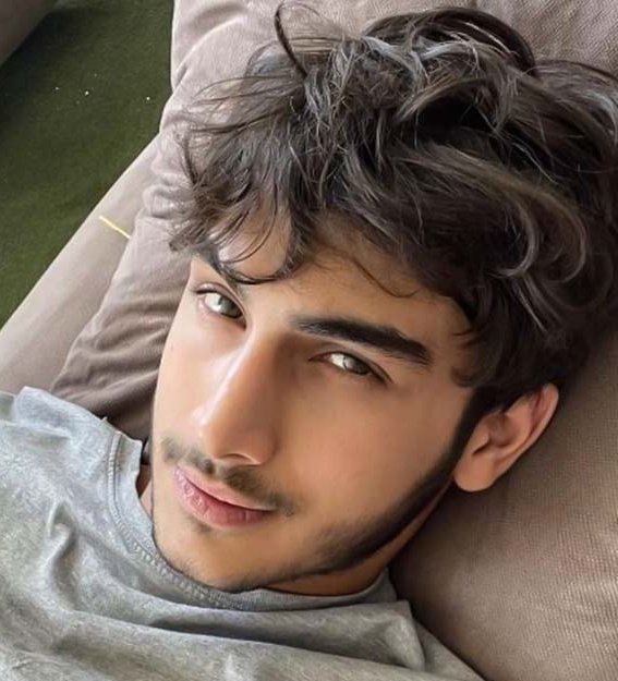 Sssccpp's tweet image. #شب_یلدا تولد دو قهرمان است. یلدا متهم شریفی که هرگز پشیمان نشد و پارسا قهرمانی که به پا و پهلویش شلیک کردند و جان دادنش را تماشا کردند🖤
#پارسا_رضادوست
#یلدا_آقافضلی