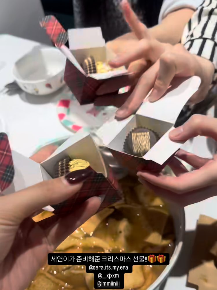 picsbeck's tweet photo. 📸 Purplebeck meet to exchange gifts and share a meal together. 

Happy holidays Beckies 💜💜 https://t.co/ye1cTu8vTP