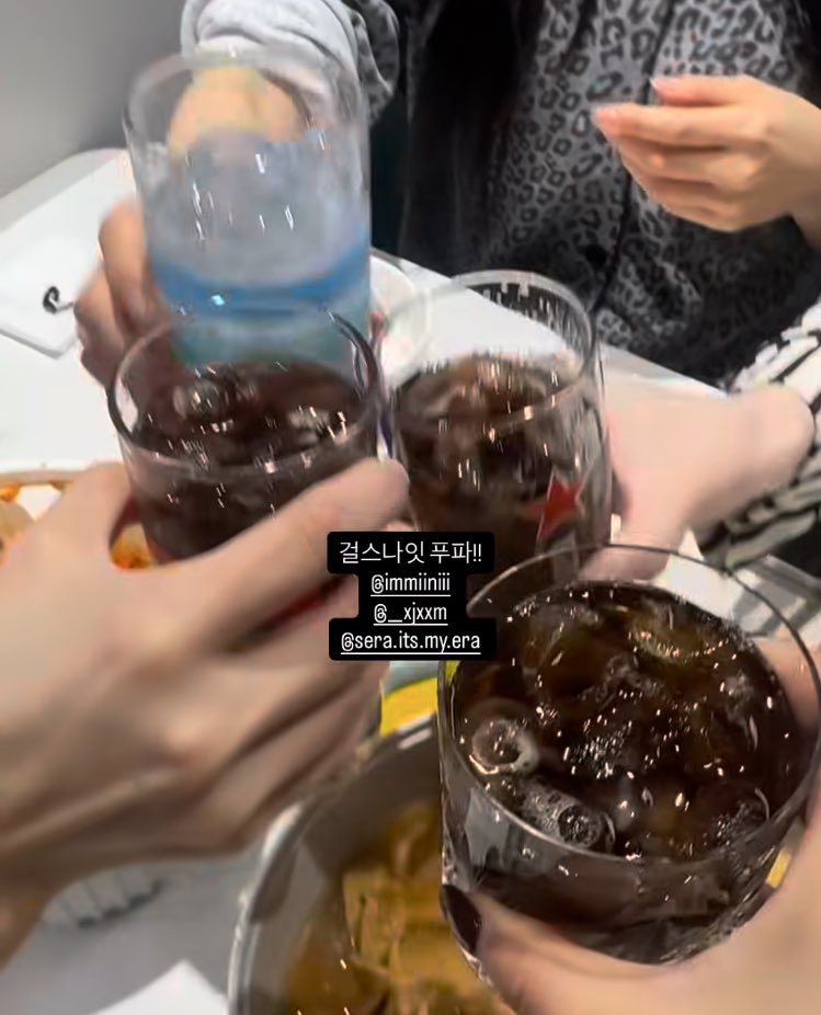 picsbeck's tweet photo. 📸 Purplebeck meet to exchange gifts and share a meal together. 

Happy holidays Beckies 💜💜 https://t.co/ye1cTu8vTP