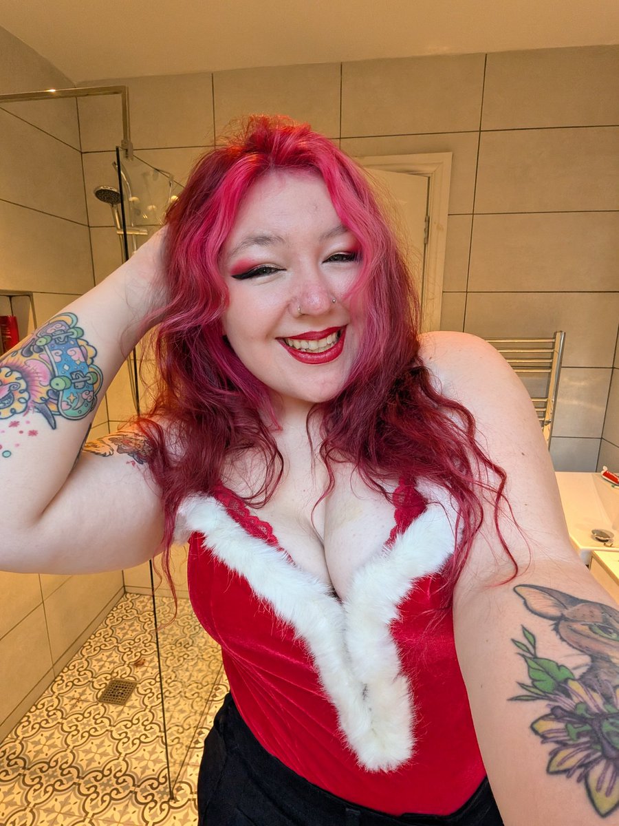 ButtonMeUp__'s tweet image. It's been a good week in liverpool

 here's a pic as proof i can look fit sometimes