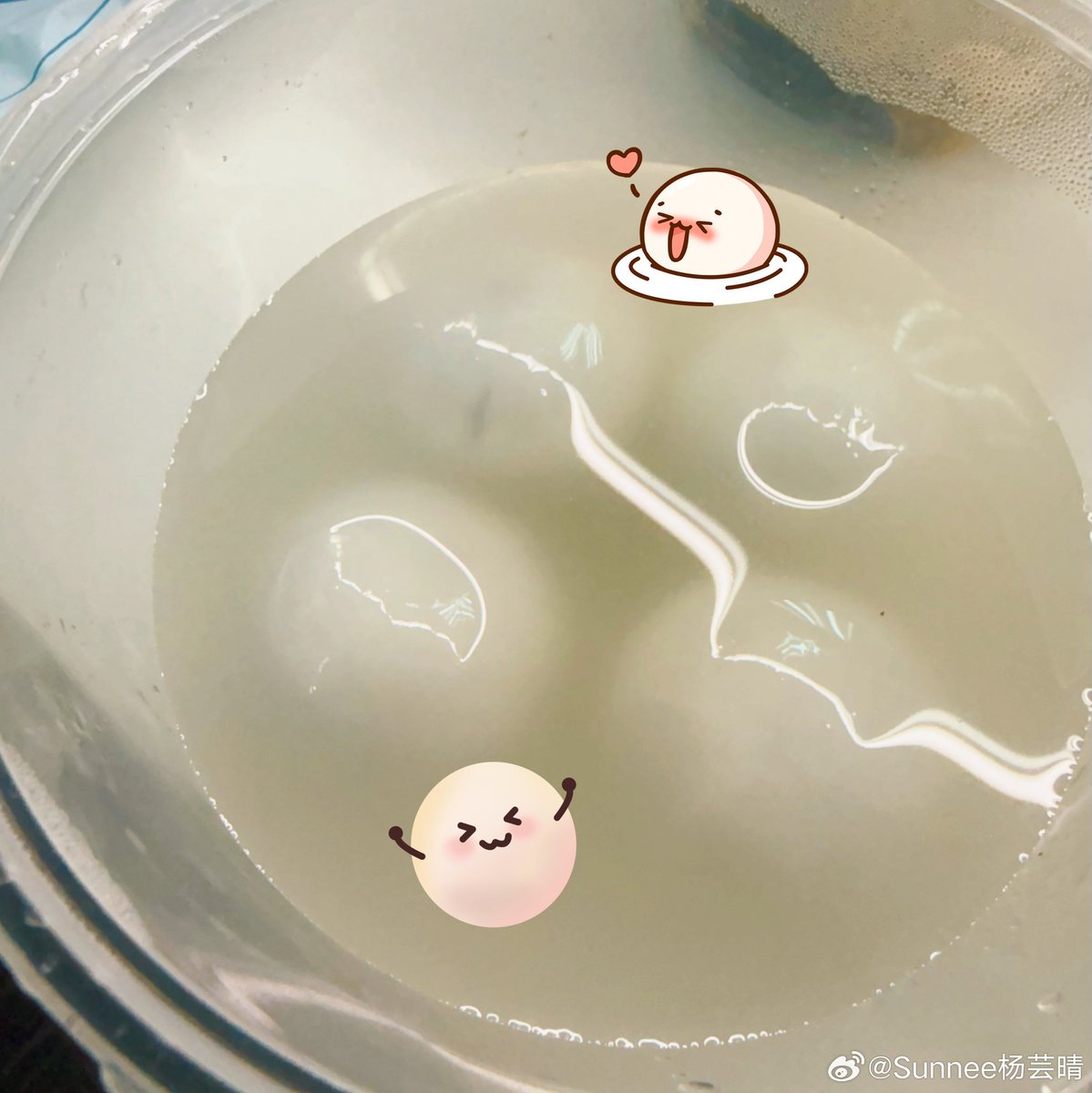 FcSunnee's tweet photo. 21122025 #sunneeweibo update

"เกี๊ยว 🥟
บัวลอย 🥣
ขาดอย่างใดอย่างหนึ่งไม่ได้เลย!!
#.สุขสันต์วันตงจื้อ #.หนึ่งโพสต์บันทึกวันตงจื้อ 🧧❄️"

*วันตงจื้อ (冬至) คือ เทศกาลเหมายัน ของจีน โดยเป็นวันที่ กลางคืนยาวที่สุด กลางวันสั้นที่สุด ของปี

#Sunnee #ซันนี่เกวลิน #Sunnee杨芸晴
https://t.co/ZMYSNzWwxu