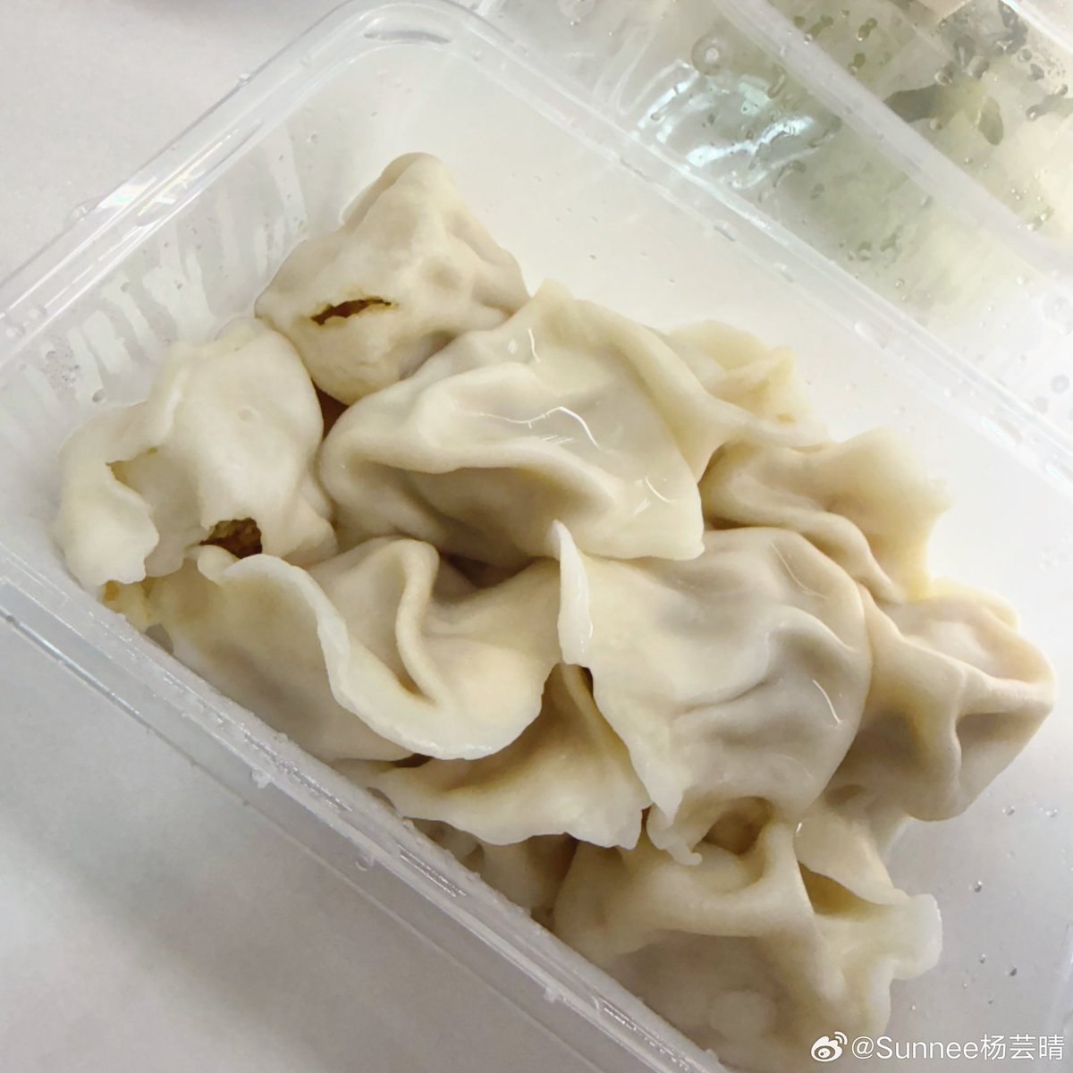 FcSunnee's tweet photo. 21122025 #sunneeweibo update

"เกี๊ยว 🥟
บัวลอย 🥣
ขาดอย่างใดอย่างหนึ่งไม่ได้เลย!!
#.สุขสันต์วันตงจื้อ #.หนึ่งโพสต์บันทึกวันตงจื้อ 🧧❄️"

*วันตงจื้อ (冬至) คือ เทศกาลเหมายัน ของจีน โดยเป็นวันที่ กลางคืนยาวที่สุด กลางวันสั้นที่สุด ของปี

#Sunnee #ซันนี่เกวลิน #Sunnee杨芸晴
https://t.co/ZMYSNzWwxu