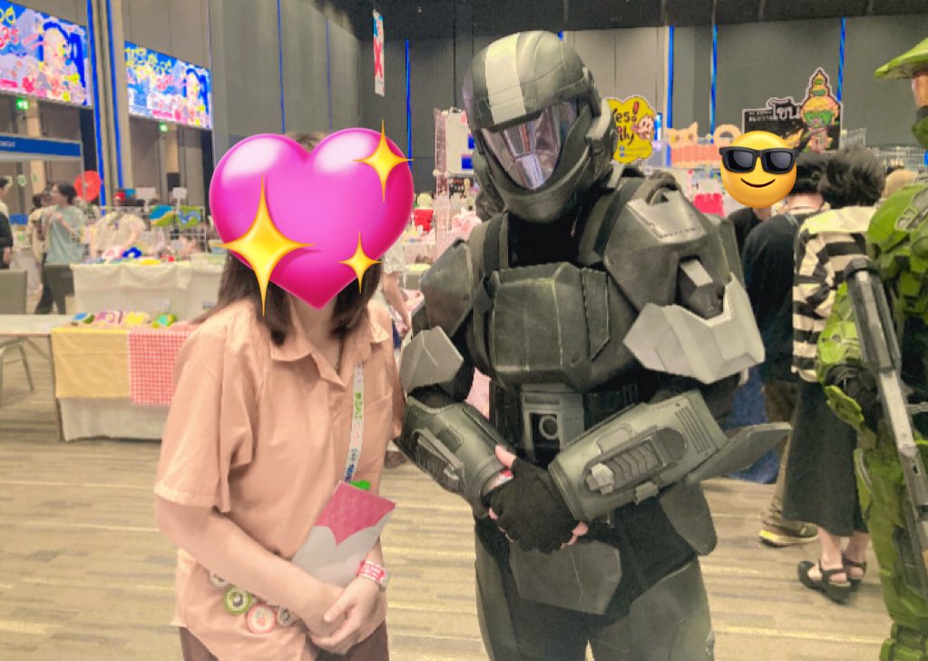 เดะมาลบ

ปสก.งานifวันนี้ ตอนกำลังนั่งยม จู่ๆก้มีพี่ทหารคนนี้ ถือปืนเดินมาอย่างเท่ ถอดหน้ากากสบตา พร้อมสปีคอิงลิชว่า ซื้อโดฮัยคาเว่ครับ ขอถ่ายรูปกับนักวาดด้วยได้มั้ยครับ กุบั่บ???😭ได้ค่ะพี่ แต่คือ…พี่แต่งมาขนาดนี้หนูต้องเป็นคนขอพี่ถ่ายปะวะ5555 แต่เขาน่ารักมากนะขอบคุณมากค่ะ😭😭😭