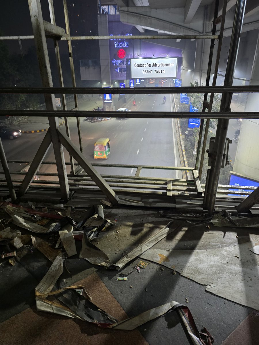 MANIJAIN9211's tweet photo. @noida_authority @CeoNoida 
This footbridge was constructed near sector 34 metro stn, just see the view which says no one is cleaning it. How people are being paid for work which they don't perform https://t.co/kaW23BAxTc