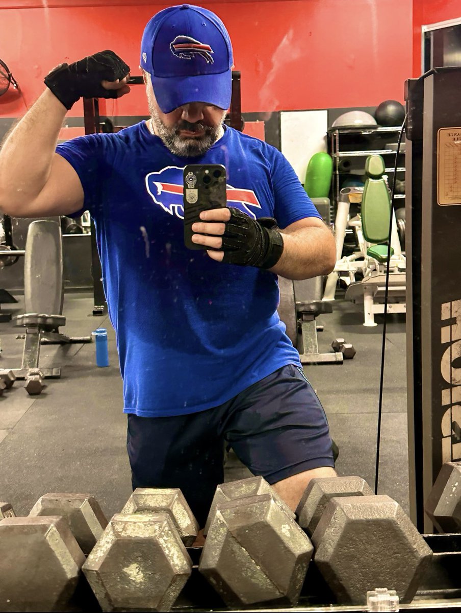 malaskar6280's tweet image. 90 Box jumps 📦 
90 Wall Ball 🏀 
1.2 Km run 🏃🏻 
50 Pushups 

Today is a good day 💪🏻

#CrossFit 🏋🏻‍♂️