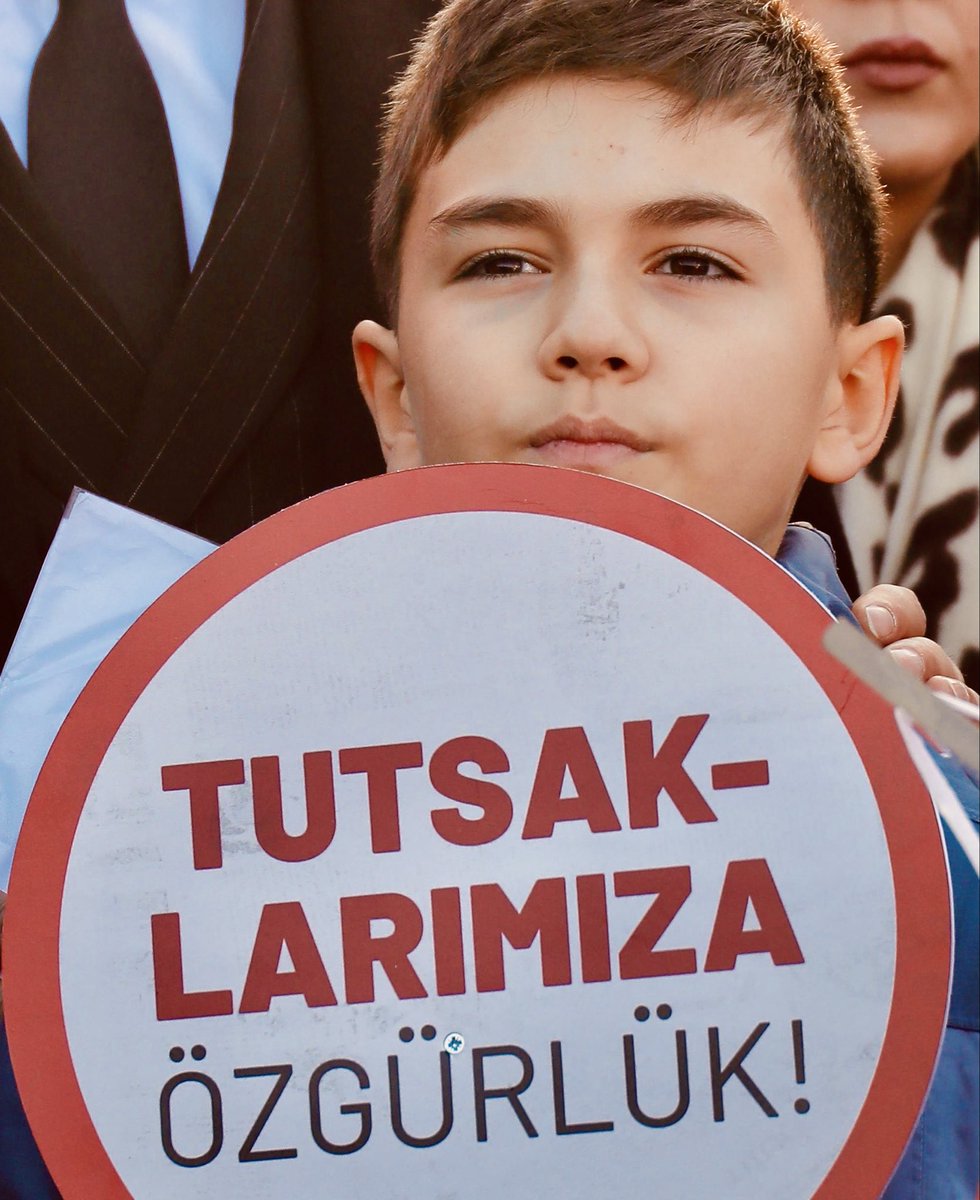 Sevgili eşim Dilek’in, Silivri’de ADA (Aile Dayanışma Ağı) toplantısındaki konuşması sırasında AYAZ evladımızı gördüm. 

AYAZ, 10 yaşında, 18 yıllık makam şoförüm Recep’in oğlu.

AYAZ, masumiyetin, mazlumun simgesi…

Görevi direksiyon başında, arabasının kapısında durmak olan