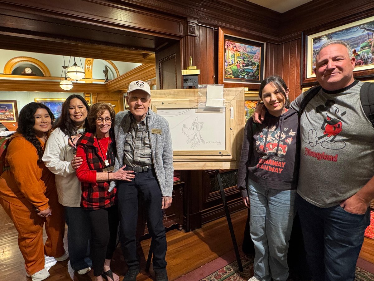 Today is the last day to meet our artists this year at Disneyland! Visit Disneyana and meet our Art Brand Studios Artists. 

The store will be open until 7pm! To see details about this event and more, go to artbrand.com/pages/live-spe…. 

#thomaskinkadestudios #disneyart #disneyland