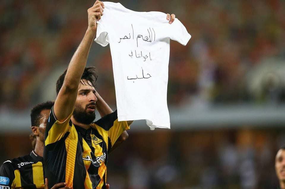 – حدث في مثل هذا اليوم من عام 2016 📅 

الكويتي فهد الأنصاري 🇰🇼 لاعب إتحاد جدة 🇸🇦 آنذاك بعد تسجيله هدفاً بشباك الفتح رفض الإحتفال بل التضامن مع إخوته بحلب التي كانت تحت قصـ*ـف الأسد بوقتها برفع عبارة 

"اللهم أنصر إخواننا بحلب "