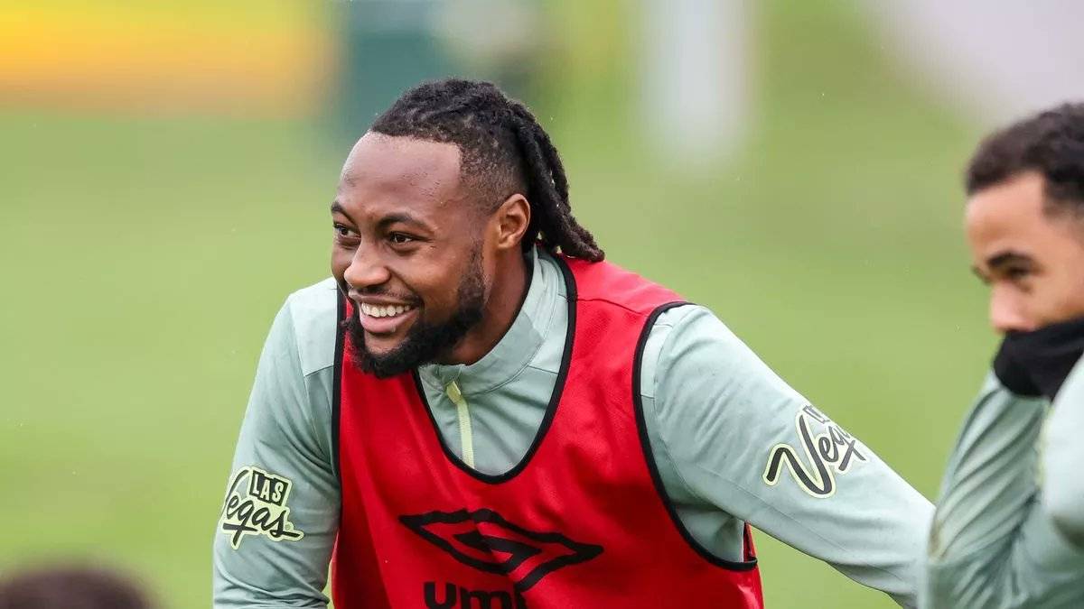 سيمينو يفضل الانتقال إلى ليفربول على الانتقال إلى أحد أندية مانشستر، وذلك بسبب مركزه ودوره المتوقع في ليفربول وعلاقته مع المدير الرياضي ريتشارد هيوز الذي كان يعمل في #بورنموث. 