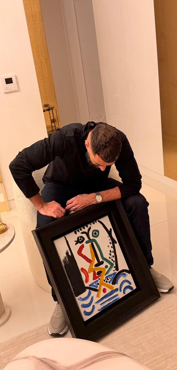 Benzema's tweet image. Welcome home ☝🏽#picasso 💫