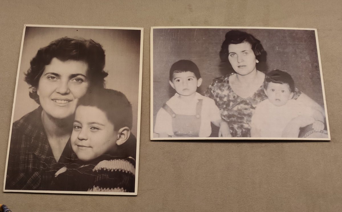 profdrmnilhan's tweet photo. Milletçe bu tarihi ve bu fotoğrafı hatırımızda tutalım...
Kıbrıs'ta 21 Aralık 1963'te başlayan Kanlı Noel saldırılarında, Kıbrıs Türk Alayı Baştabipi Babamız Binbaşı Nihat İlhan'ın Şehit edilen eşi Mürüvvet Anne ile Şehit Evlatları Murat, Kutsi, Hakan'ın anıları İstanbul Harbiye Askeri Müzesi Kıbrıs Bölümünde yer alıyor.
Hain saldırılarda o tarihte 364 Şehit verdik, Kıbrıs Türklerinin varlık mücadelesinde can veren Şehitlerimizin ruhları şâd, mekanları Cennet olsun.
#Şehitİlhanlar
#TabipBinbaşıNihatİlhan