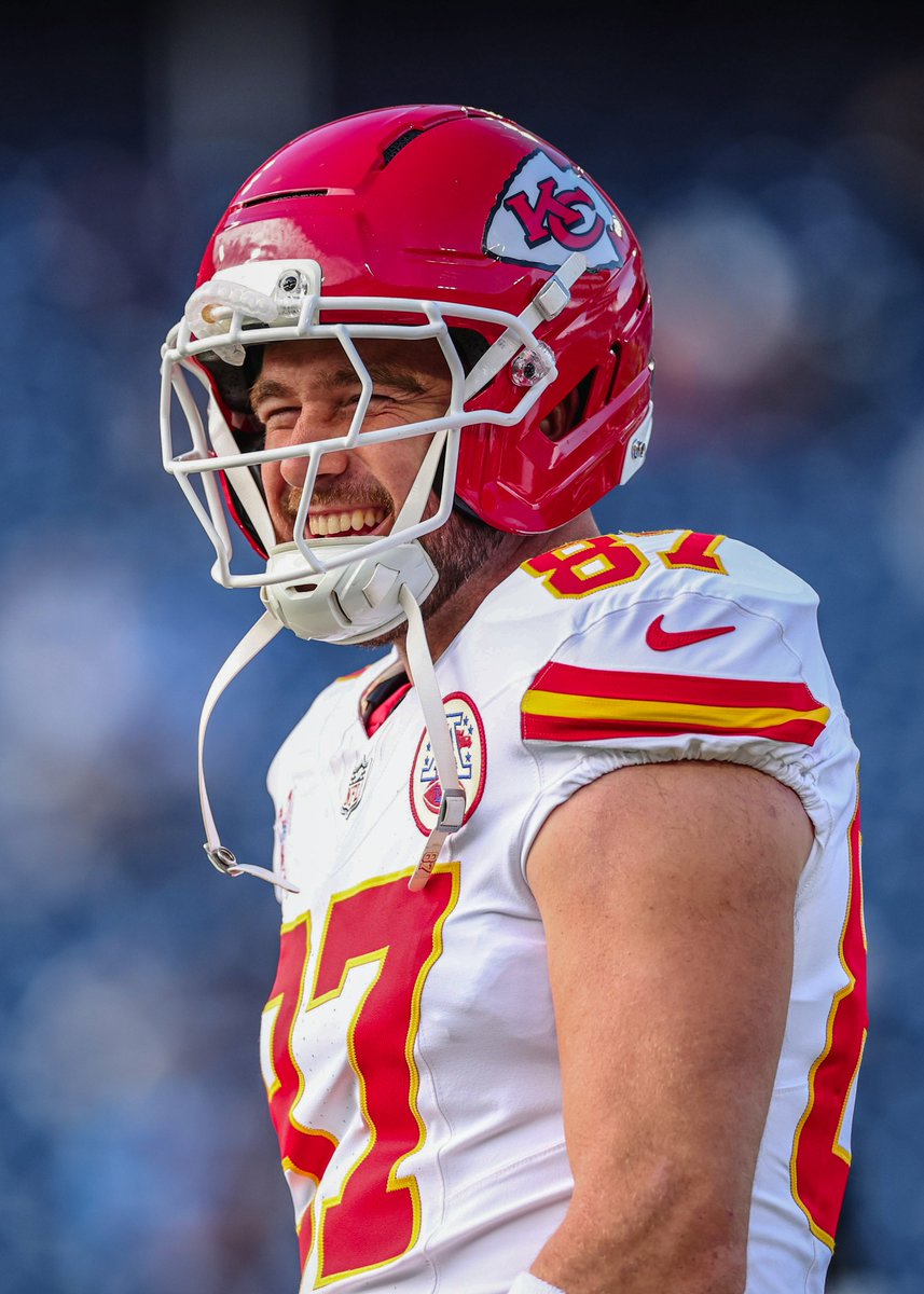 Chiefs's tweet image. Don't forget to vote for your favorite tight end by retweeting!

@tkelce x #WPMOYChallenge