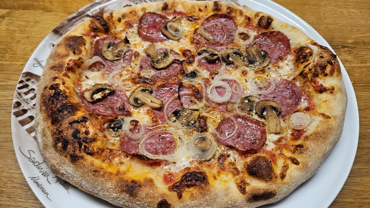 Wenn es eine Jägerpizza gäbe, dann kämen wohl Salami Cacciatore und Schwammerl drauf, Mahlzeit 😋