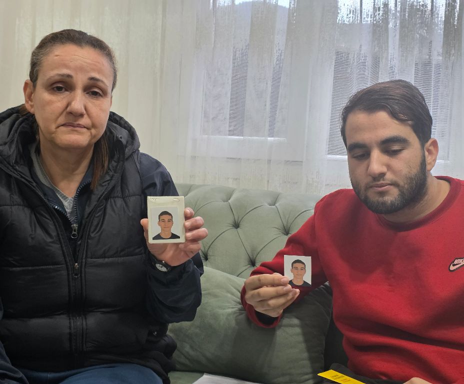 Yaklaşık 2 ay önce #Kızıldeniz'de demir düşmesi nedeniyle sualtı fiber optik kablolara zarar verdiği gerekçesiyle BAE'de #tutuklanan 4. kaptan ALİ YOL'un ailesi 24 yaşındaki genç denizcinin #suçsuz olduğunu ve #astım hastalığı nedeniyle sağlığının kötüye gittiğini belirtiyor.