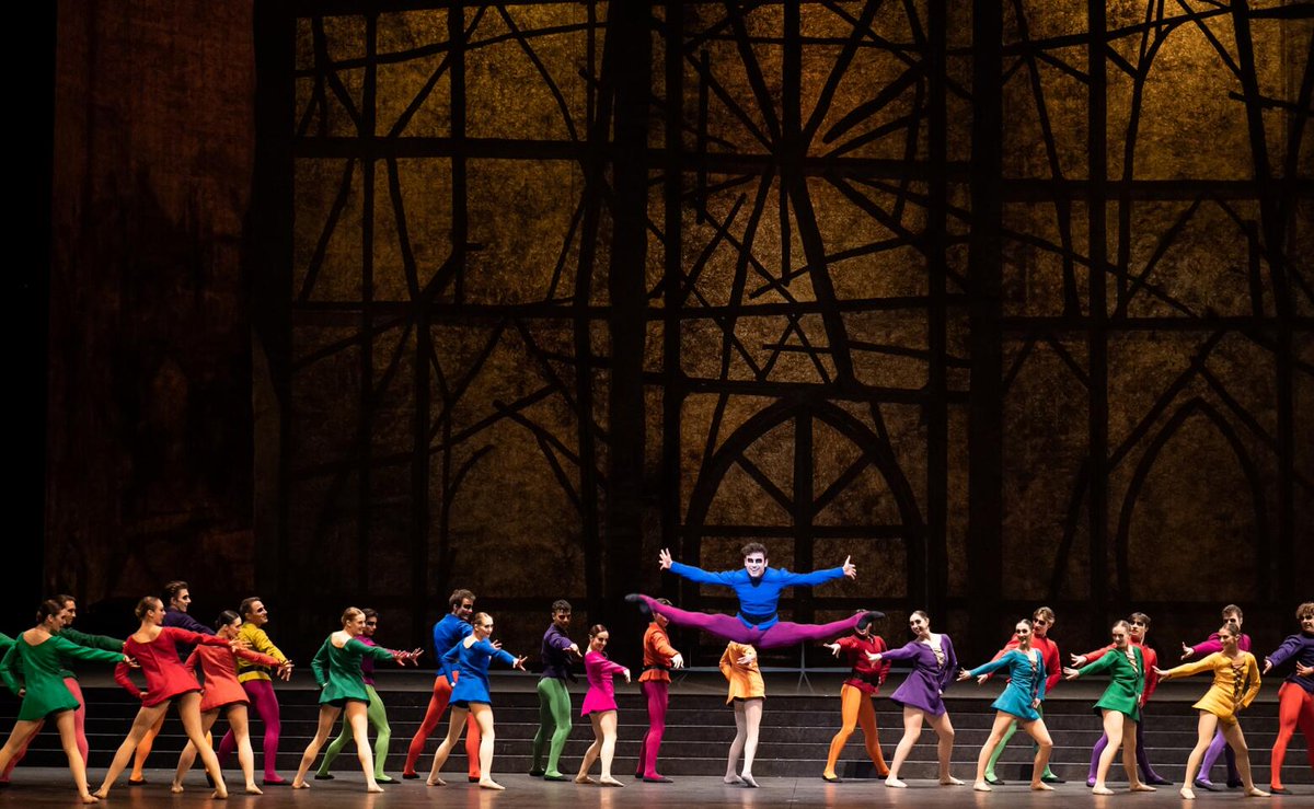 En cette fin d'année, un superbe ballet à voir à l'Opéra Bastille : Notre-Dame de Paris. Chorégraphie de Roland Petit, costumes d'Yves Saint Laurent, musique de Maurice Jarre, décors de René Allio. Créé en 1965, il n'a pas pris une ride. Féerique ! franceinfo.fr/culture/coups-…