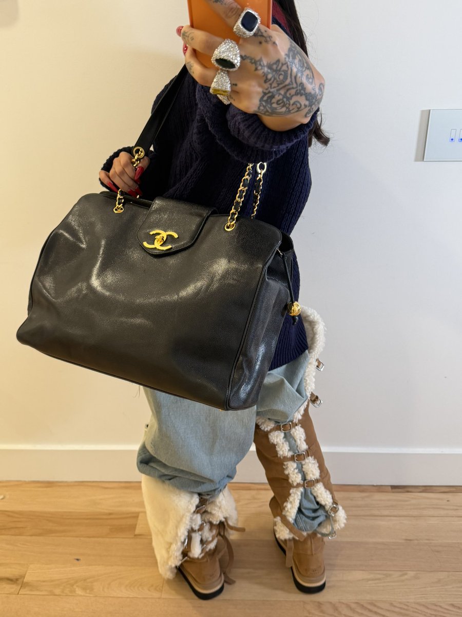 sierrarenaa's tweet photo. overly obnoxious boots > https://t.co/SyWVyfkIoA