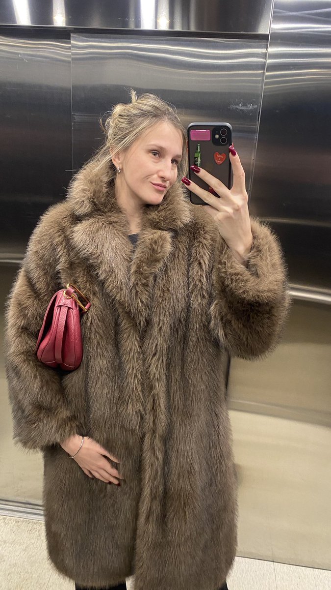 Мечтала и ждала массаж, а мастер садистка,  как то все в торопях и на отъебись, так еще и сериал смотрела писец просто 🥲