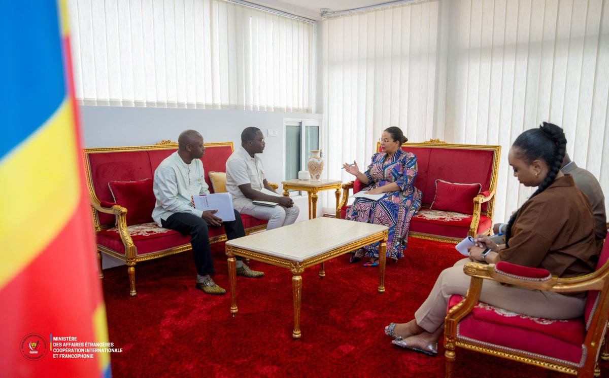 OPDD_Asbl's tweet photo. Honorés d'avoir été reçus par S.E. Mme la Ministre des Affaires Étrangères, Thérèse Kayikwamba (@KayikwambaT). L'Asbl #OPDD a présenté ses civilités et réitéré son engagement pour un développement durable porté par une diplomatie au service du monde rural. 🇨🇩🤝 #RDC #Diplomatie https://t.co/jNFhICwsVm