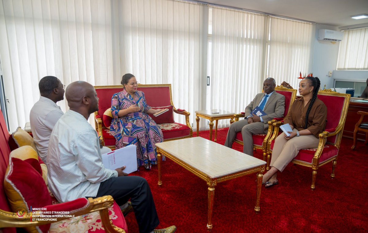 OPDD_Asbl's tweet photo. Honorés d'avoir été reçus par S.E. Mme la Ministre des Affaires Étrangères, Thérèse Kayikwamba (@KayikwambaT). L'Asbl #OPDD a présenté ses civilités et réitéré son engagement pour un développement durable porté par une diplomatie au service du monde rural. 🇨🇩🤝 #RDC #Diplomatie https://t.co/jNFhICwsVm