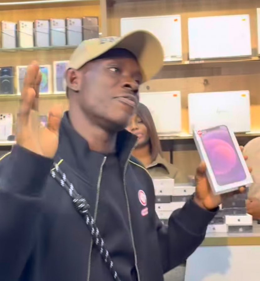effiongggg's tweet photo. Congratulations to you @official_Gegeh  on your new house mansion 
Please also i want to win the iPhone too out of the 100 iPhone you’re sharing 

God bless you https://t.co/kIzIuidCtR