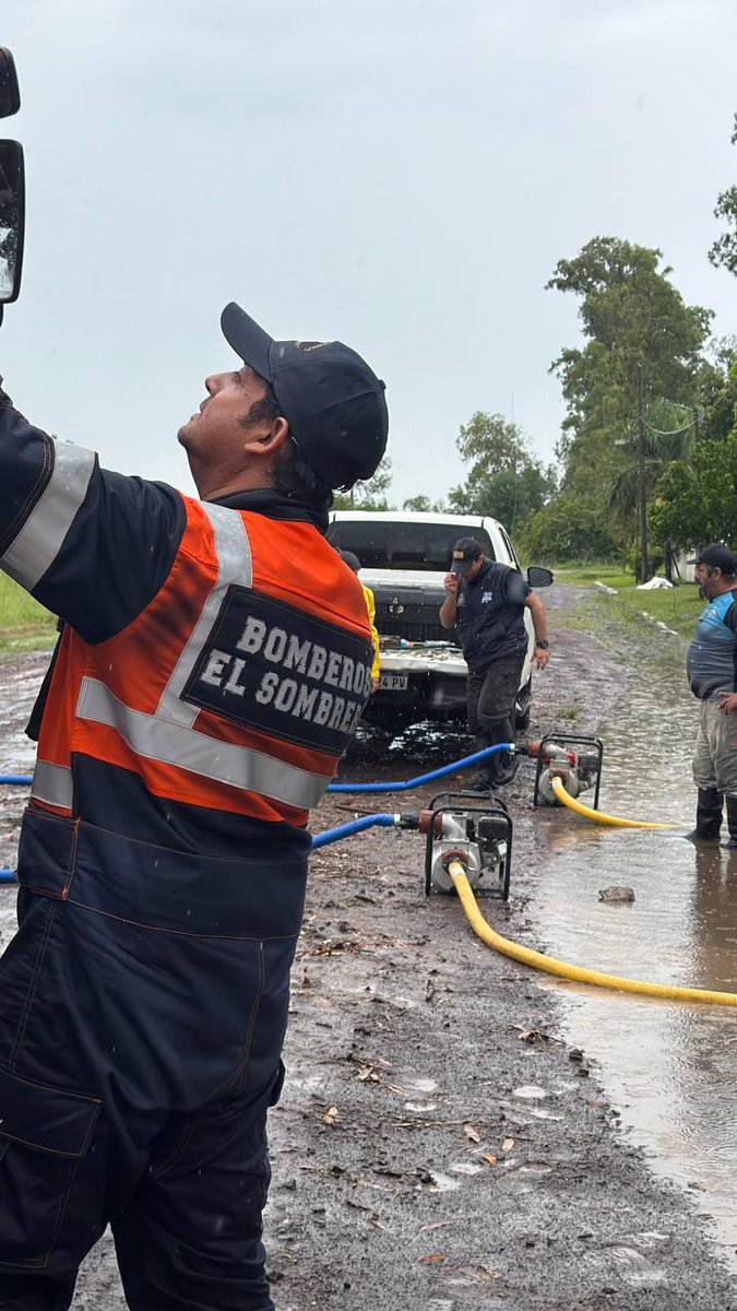 Asimismo, despejamos el paso sobre la Ruta Provincial N° 5, a la altura de #SanLuisDelPalmar.

En un marco de alerta por tormentas hasta el martes, estamos ejecutando un plan de mitigación de daños y de asistencia a vecinos, evacuándolos de ser necesario.

Nos estamos ocupando.