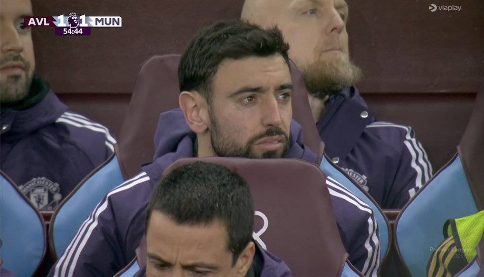 برونو فيرنانديز في مقاعد البدلاء بعد خروجه بسبب الإصابة 