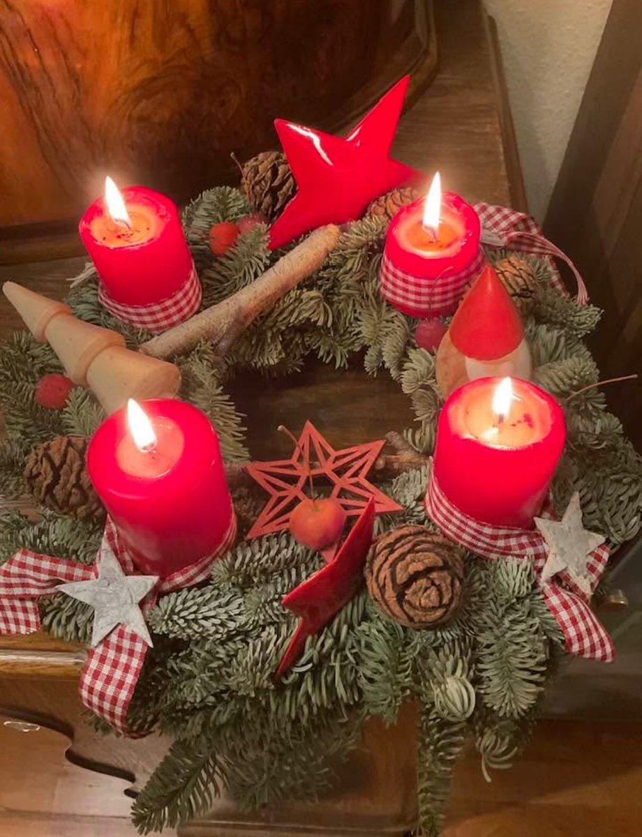 Rorate caeli desuper, et nubes pluant Justum; aperiatur terra, et germinet Salvatorem. Jauku un svētīgu Ceturto Adventi!