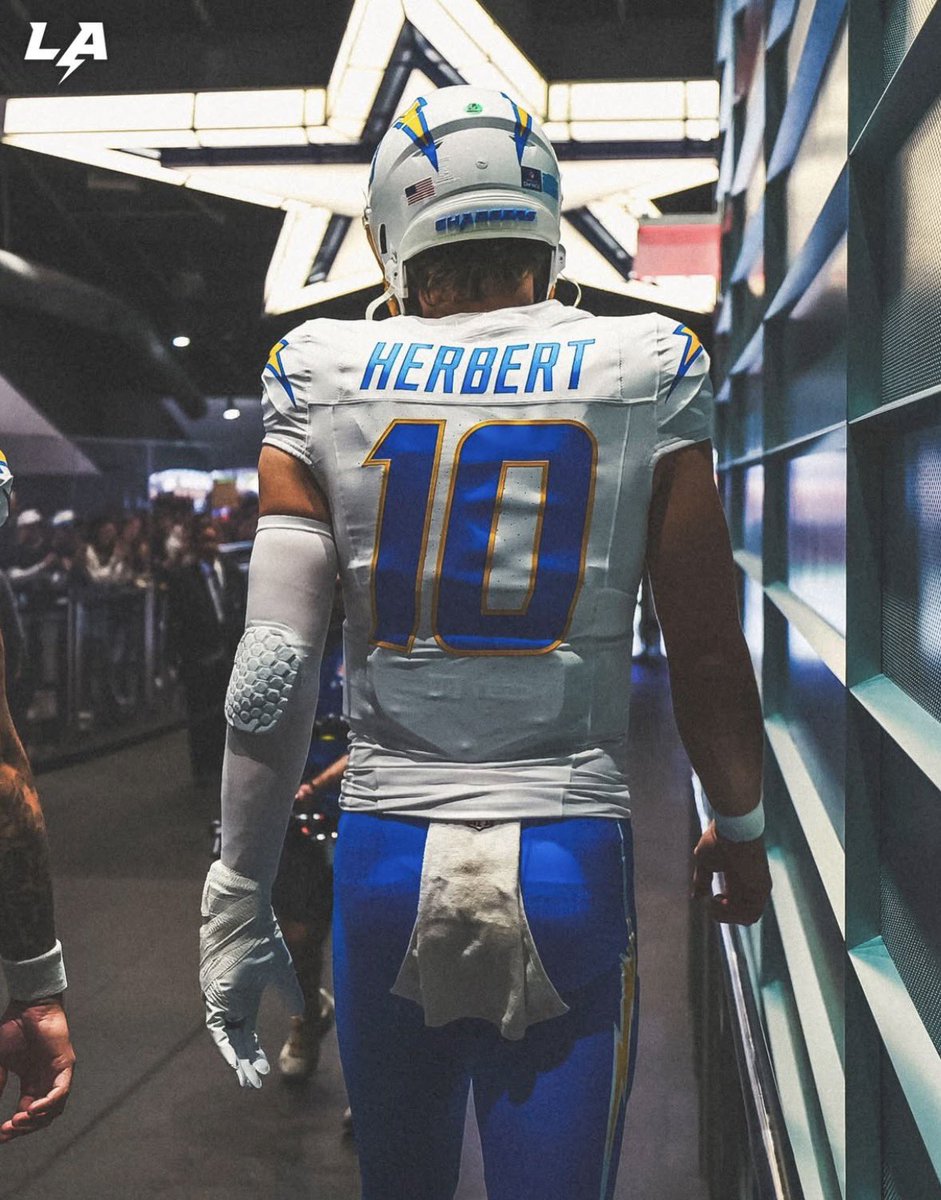 boltupnfl's tweet photo. HERB GOT THE SLEEVE ON BOLTS BY 40 https://t.co/Wqjxmq0s55