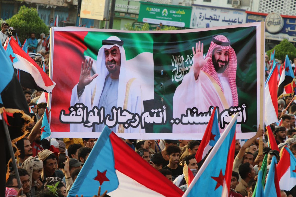 atayyh's tweet photo. عشرات الأعلام السعودية يرفعها شعب الجنوب اليوم في ساحة الاعتصام بعدن ..

لطمة جديدة يوجها الشعب الجنوبي للحوثة والاخونج ولكل من يريد يزرع الفتنة ورسالة وفاء واضحة للأشقاء تبين أن عدن ليست صنعاء ..
#استعاده_دوله_الجنوب
#دوله_الجنوب_العربي https://t.co/fLIF034zhx