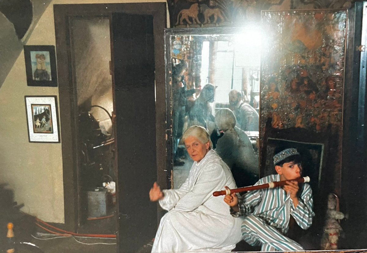TheKnowe's tweet image. Two wonderful photos of Alec Christie and Daphne Oxenford.
📸 Alan Spalding, production designer on The Children Of Green Knowe 💚 #THECHILDRENOFGREENKNOWE