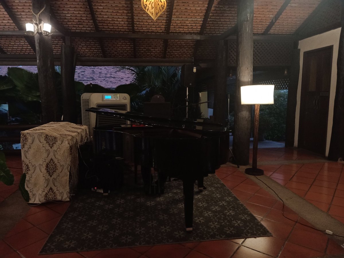 เห็นเปียโนเขาแล้วอยากโดดไปแจมมัก