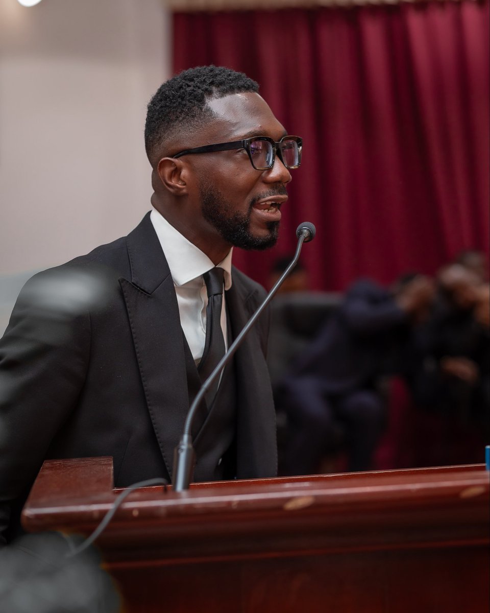 atoabassah's tweet image. Great service begins with listening.
That posture matters.

#agtg 
#thetoastmaster 
#burialservice 
#charlenehamilton 

📸 @nanaRANKINGH  🙏🏾