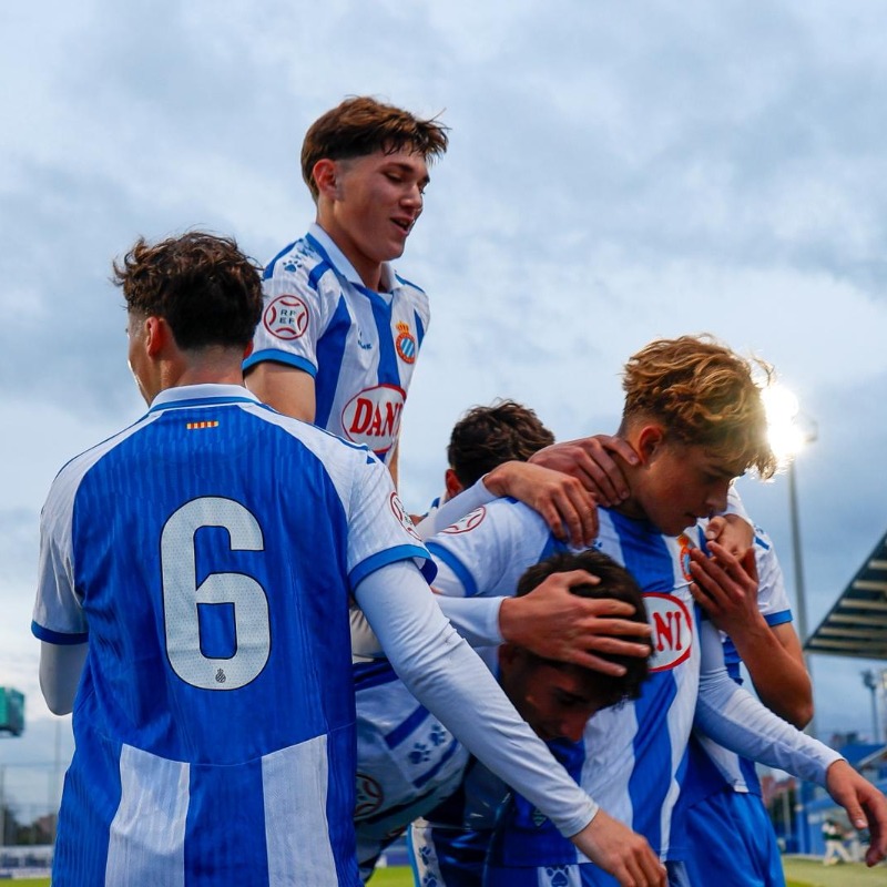 RCDE_La21's tweet photo. CRÒNICA | 2-1: Campions d’hivern.
El Juvenil A guanya a casa gràcies a un doblet d’Eloi Tost i s’acomiada de l’any com a líder.
#RCDE #La21
