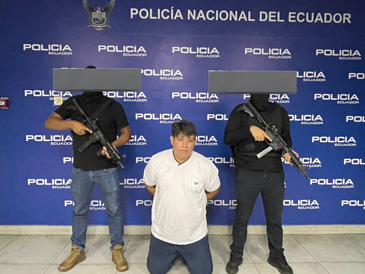 JohnReimberg's tweet photo. APRESADO EN LOS RÍOS EXTORSIONADOR QUE INCENDIABA BUSES, TAXIS Y AMENAZABA A MEDIO CENTENAR DE PERSONAS.

Este tipo operaba usualmente desde Guayquil y extorsionaba a más de 50 personas en toda la provincia.

APREHENDIDO:
Avilez Coto Lucas Iván, 45 años.

INDICIOS ASOCIATIVOS:

01 vehículo robado
08 celulares 

Excelente trabajo Policía Nacional. Seguimos trabajando.