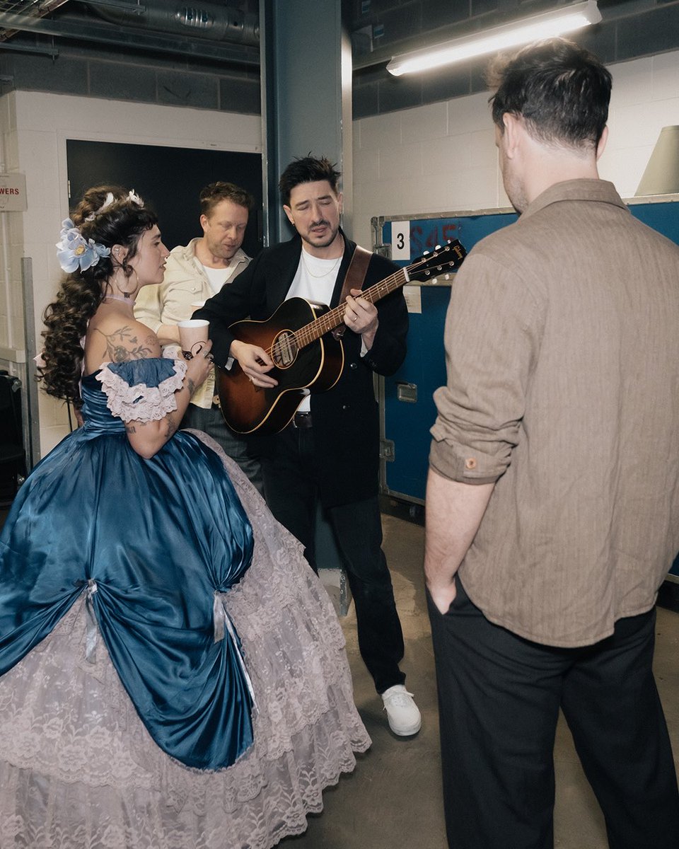 Mumford & Sons tweet media