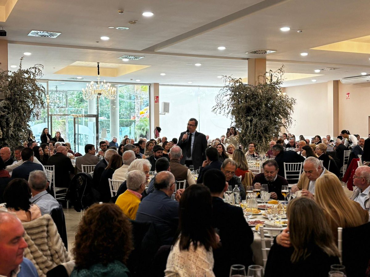 No somos de discursos huecos ni de declaraciones grandilocuentes.

Somos quienes estamos de lunes a domingo, en cada calle, en cada barrio y en cada pedanía, escuchando y trabajando sin descanso.

La confianza de nuestros vecinos no se compra ni se vende, y ahí está nuestro mayor