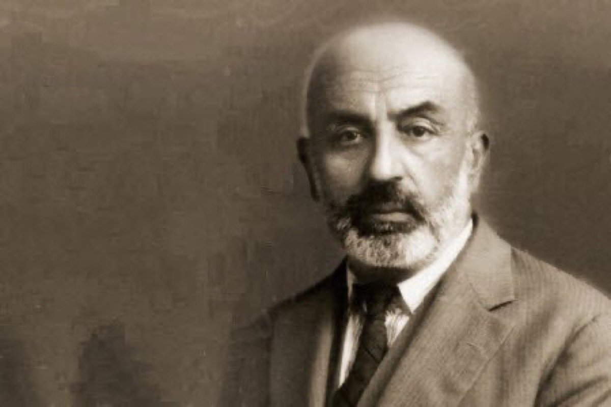 Aldanma insanların samimiyetine!
Menfaatleri gelir her şeyden önce.
Vaad etmeseydi Allah cenneti;
O’na bile etmezlerdi secde...

Mehmet Akif Ersoy