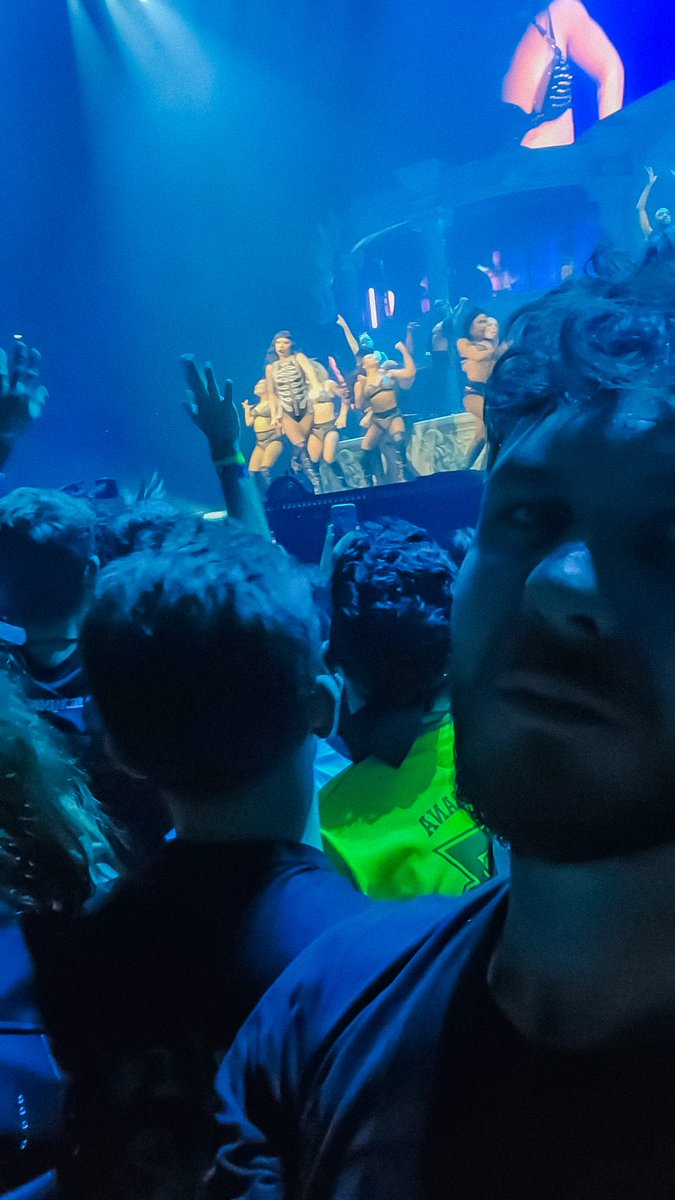 khageesi's tweet photo. Vous êtes pressés d'être à Noël, moi je suis toujours au Mayhem Ball Tour dans ma tête ... On se rejoint coin des VIP ?

#LGBTQIAChristmasIsComing https://t.co/HEvdKhTSG4