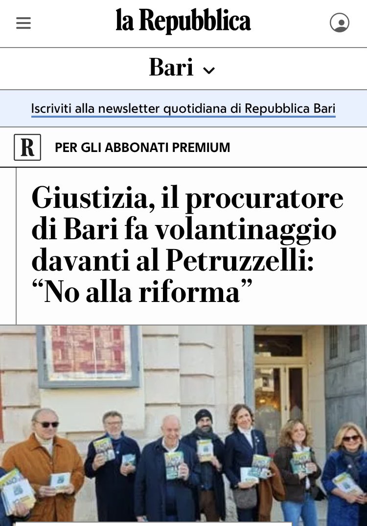 ErmesAntonucci's tweet image. Un procuratore della Repubblica che distribuisce volantini per il No al referendum davanti al teatro della sua città. Tutto regolare