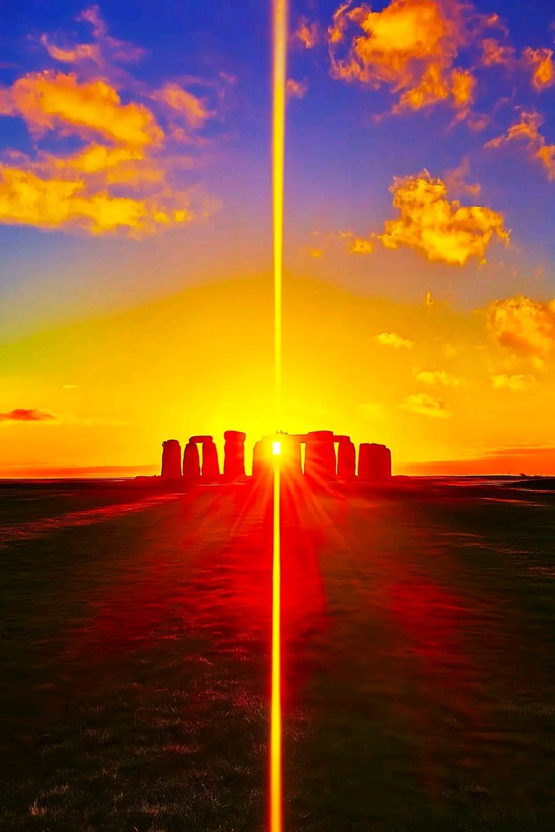 NightSkyToday's tweet photo. Sunrise today from Stonehenge 🌅 ☀ https://t.co/AvBYl7Wod2